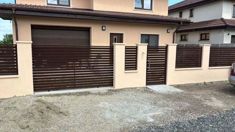 Gard și poartă din metal maro cu lamele orizontale pentru un aspect modern