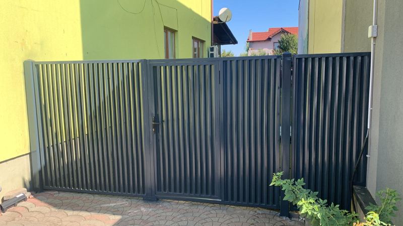 Poartă metalică modernă cu design vertical