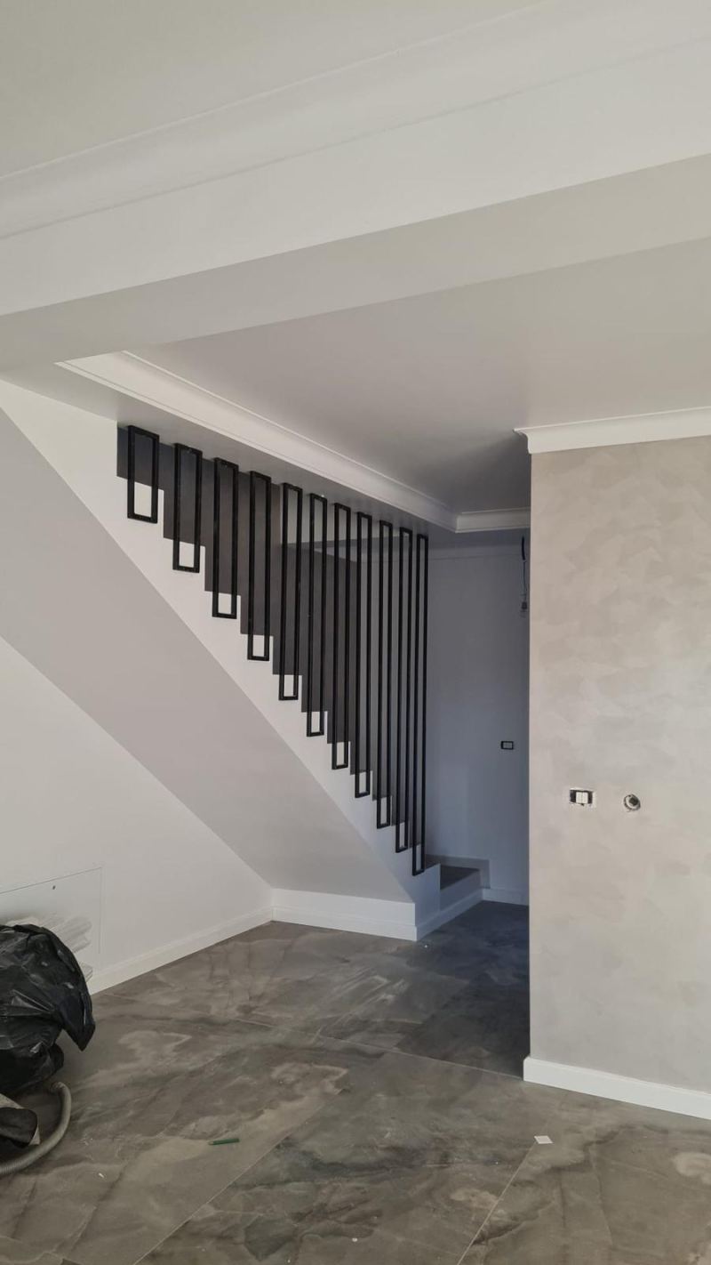 Balustradă metalică minimalistă pentru scări interioare