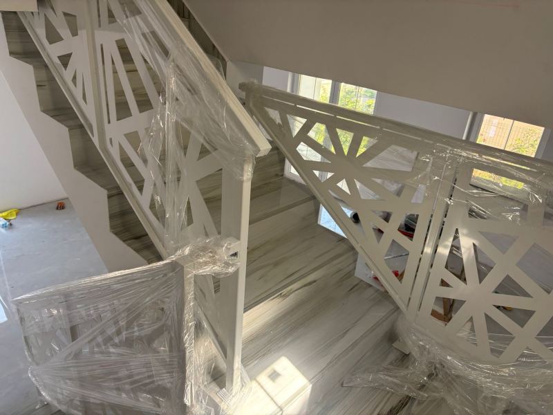 Balustradă interioară din tablă decupată laser, cu model geometric