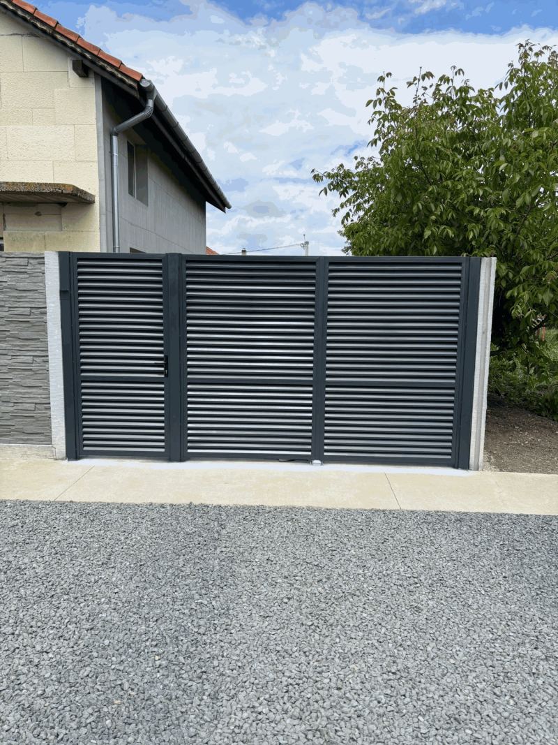 Împrejmuire tip jaluzea cu stâlpi din beton prefabricat
