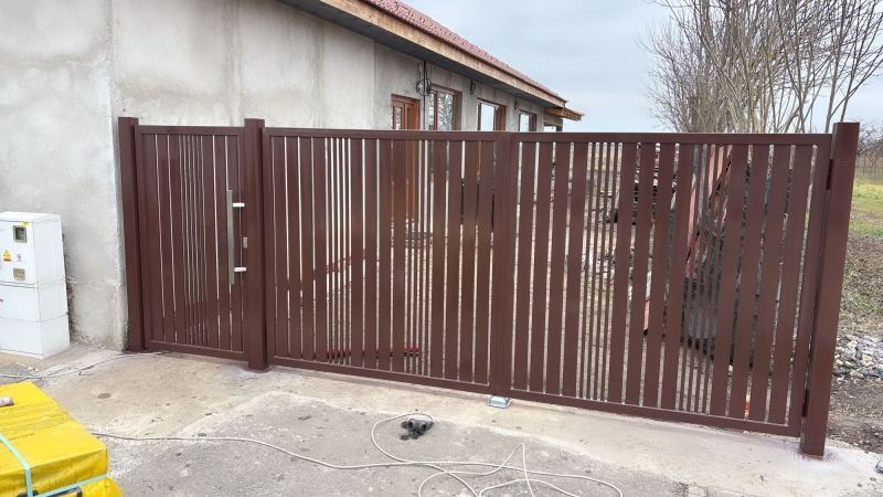 Porți din șipcă metalică verticală cu feronerie inox