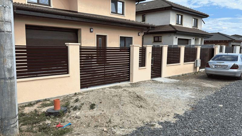 Gard cu lamele orizontale wenge pe stâlpi zidiți