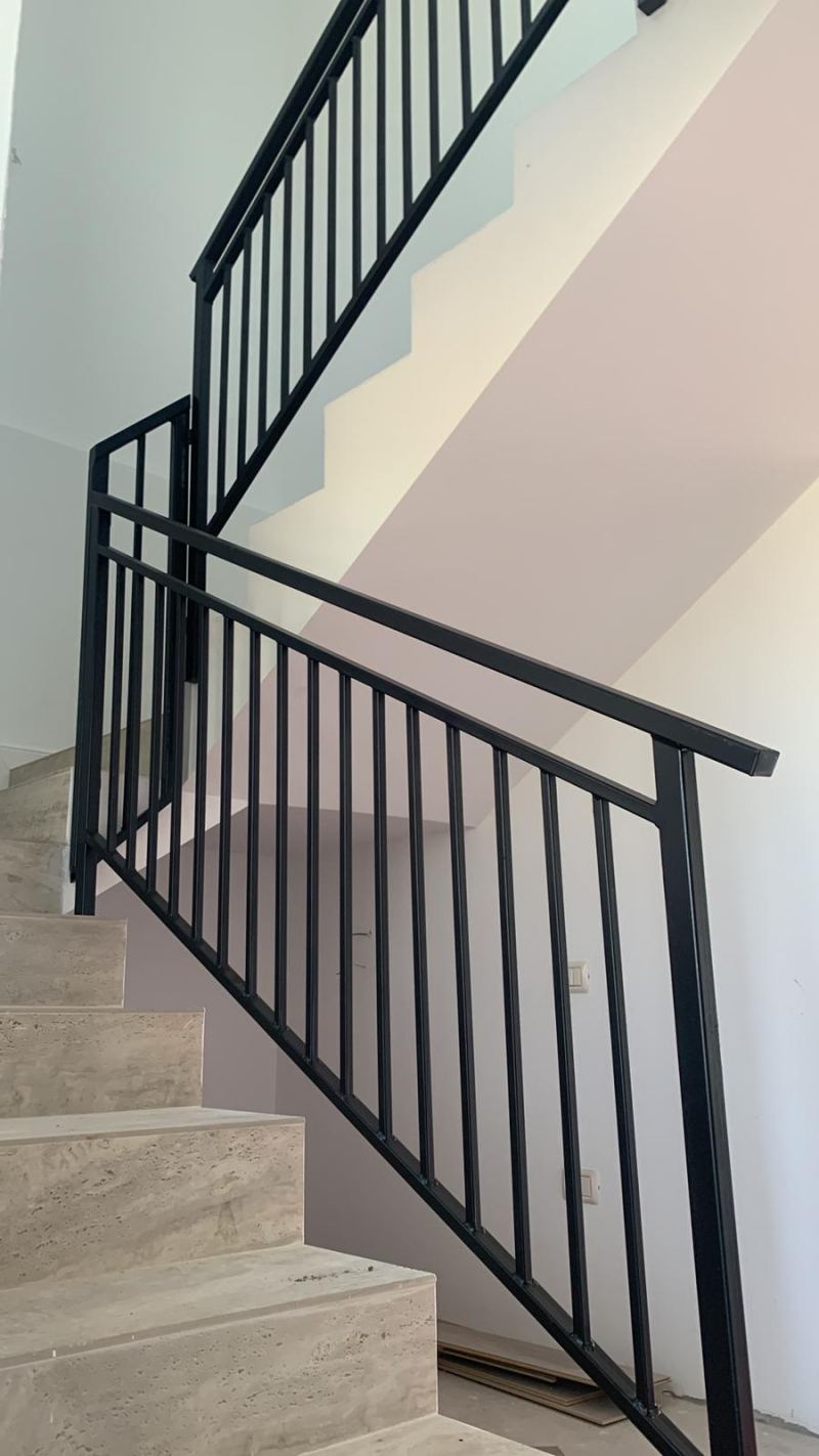 Balustradă metalică cu design minimalist pentru scări interioare