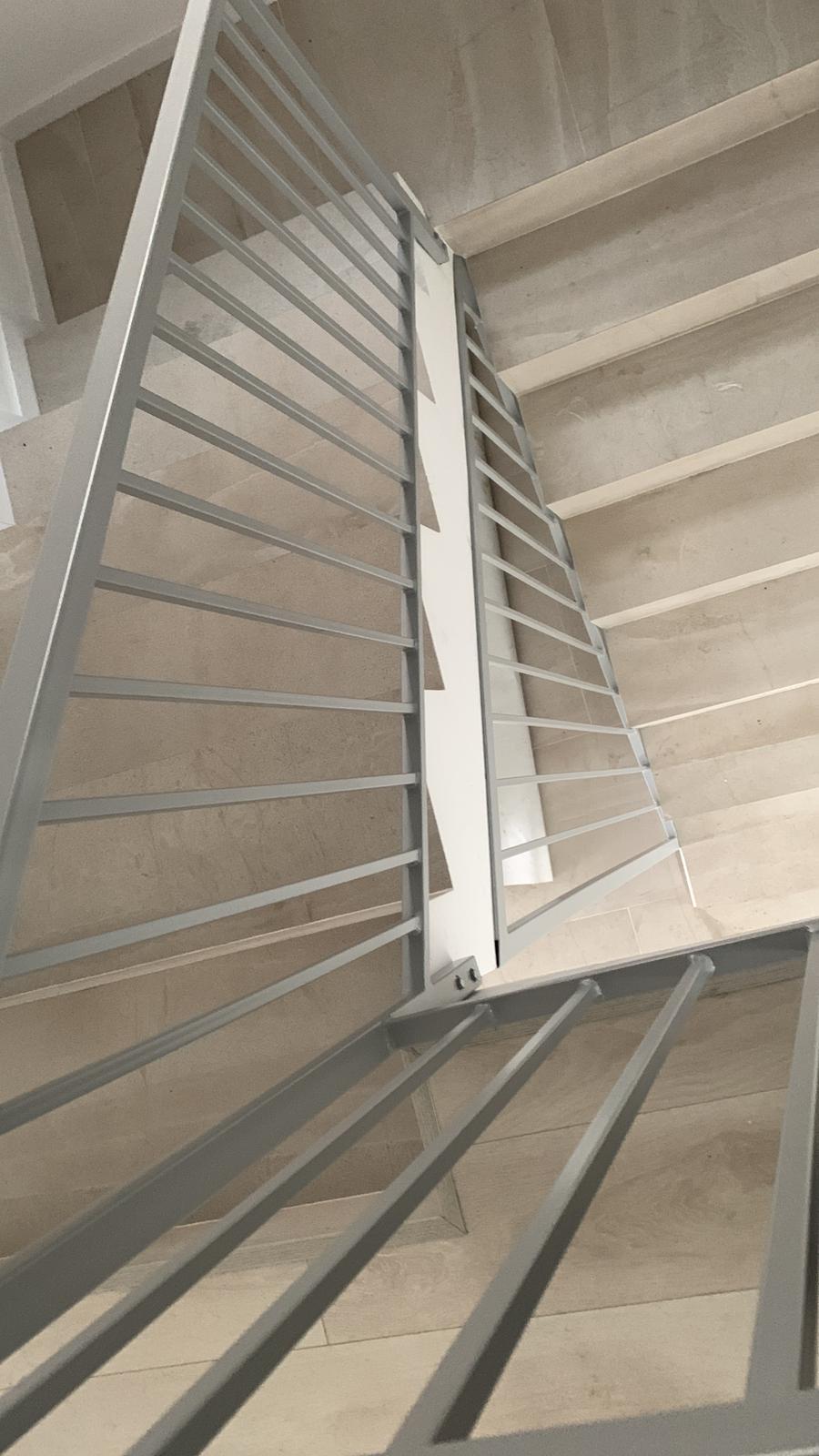 Balustradă simplă din metal vopsit pentru scări interioare