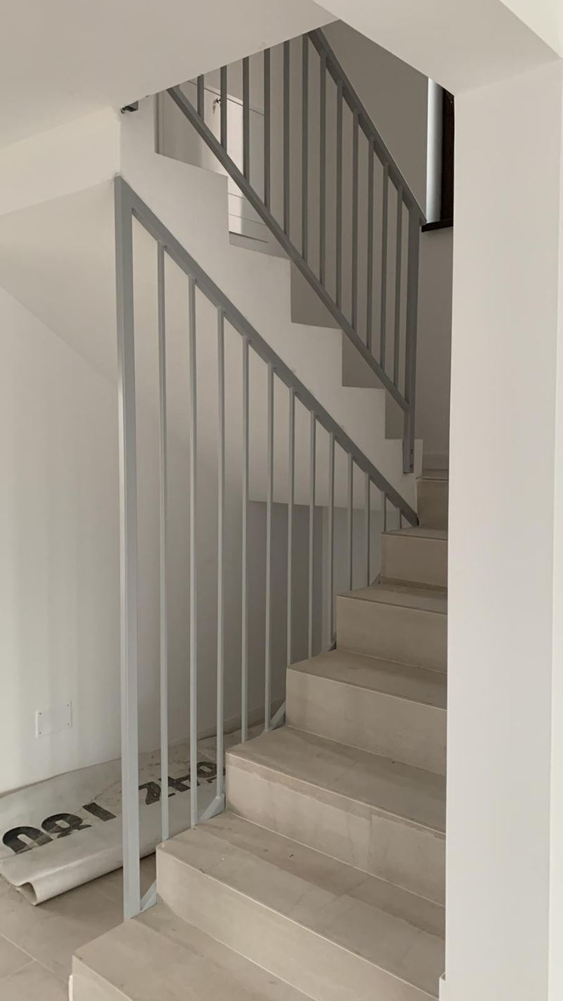 Balustradă simplă din metal vopsit pentru scări interioare