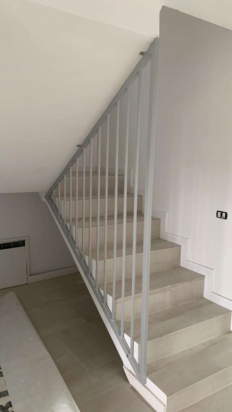 Balustradă simplă din metal vopsit pentru scări interioare
