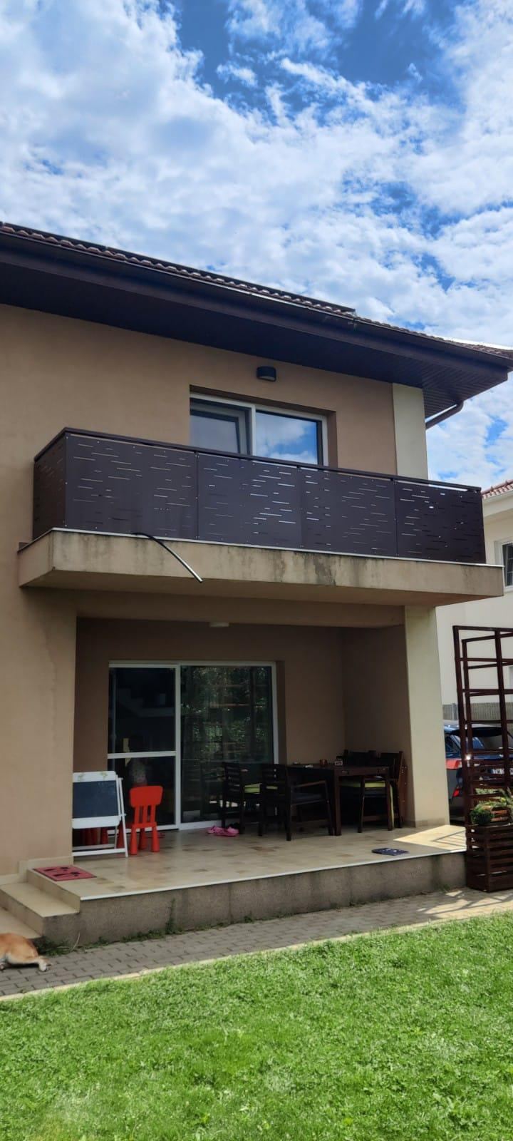 Balustradă modernă pentru balcon cu design perforat