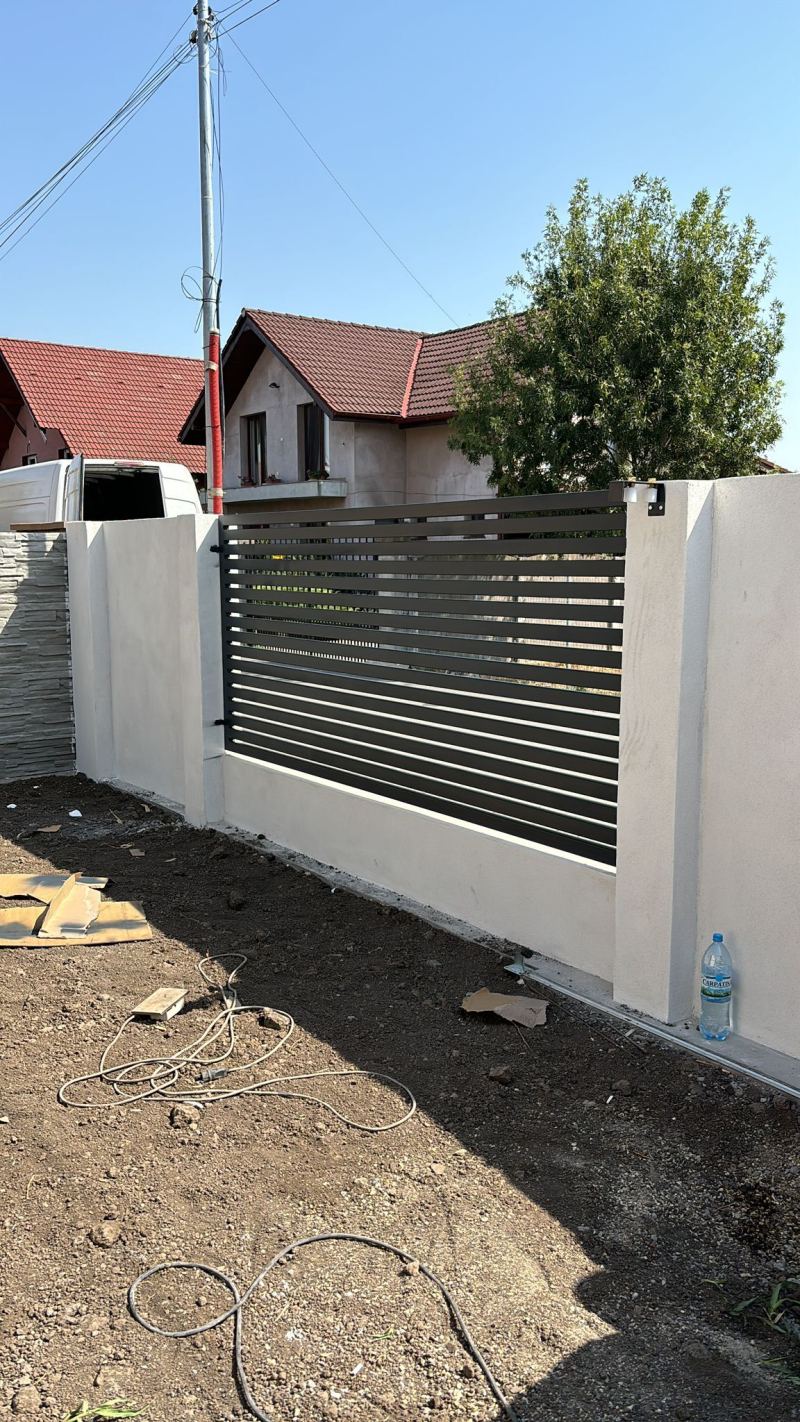 Poartă și gard metalic cu lamele orizontale pentru protecție și intimitate