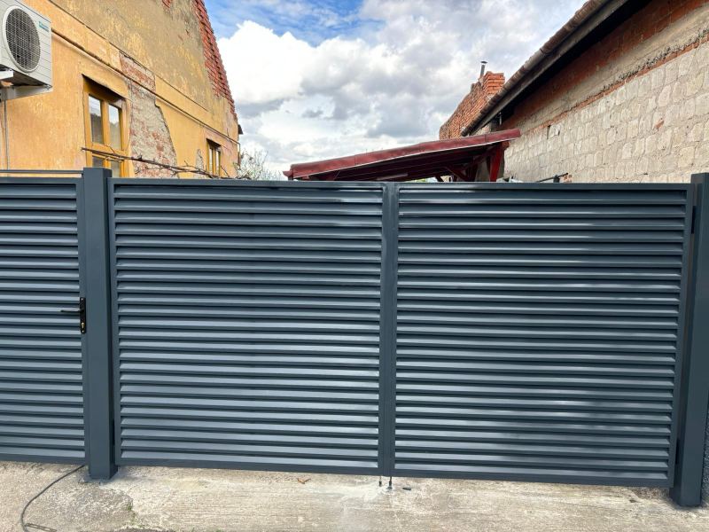 Poartă metalică cu lamele orizontale, stil modern