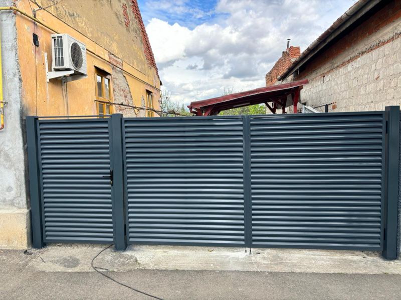 Poartă metalică cu lamele orizontale, stil modern